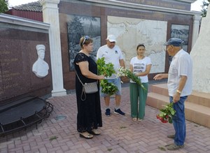 Торжественное мероприятие по возложению цветов к мемориалу. Садовская библиотека.