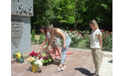 Возложение цветов к памятнику фронтовикам – односельчанам , посвященное Дню памяти и скорби. Лиственскаябиблиотека.